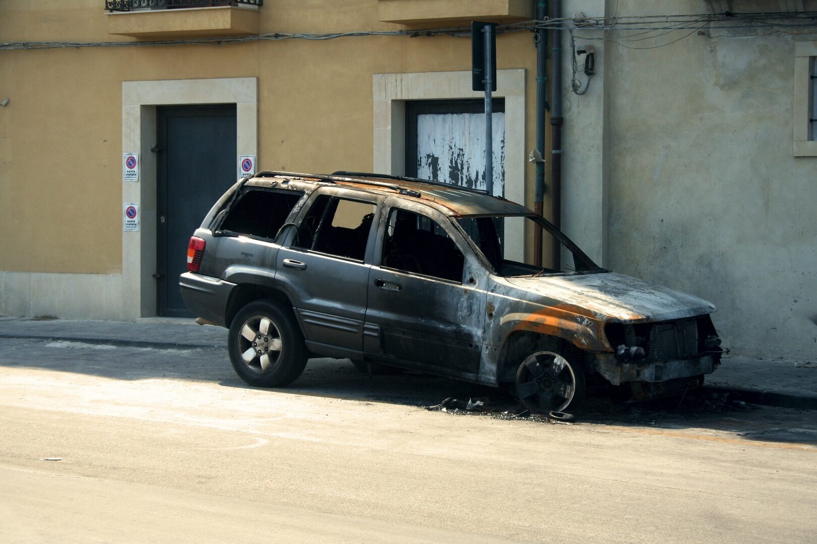 Man dronk malt whisky maar reed toch zijn auto total loss