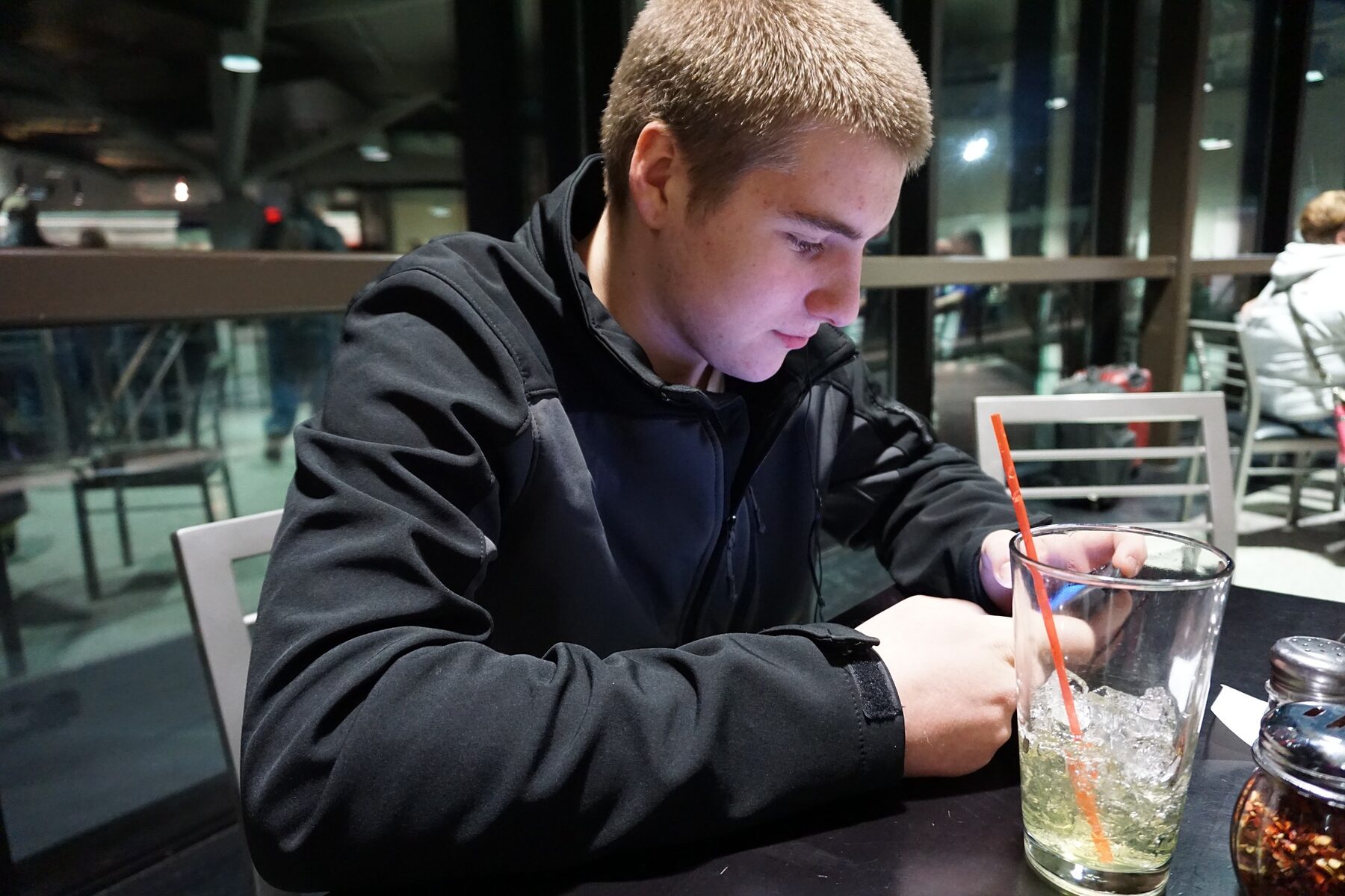 Nederlandse tiener whatsappt in vreemde taal na stapavond